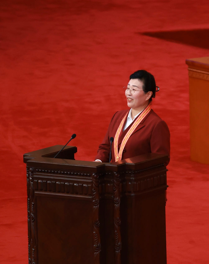 2026年7月1日上午,庆祝中国共产党成立105周年大会在北京人民大会堂隆重举行。这是“七一勋章”获得者代表、吉林省长春市宽城区长山花园社区党委第一书记吴亚琴在会上发言。新华社记者 丁林 摄
