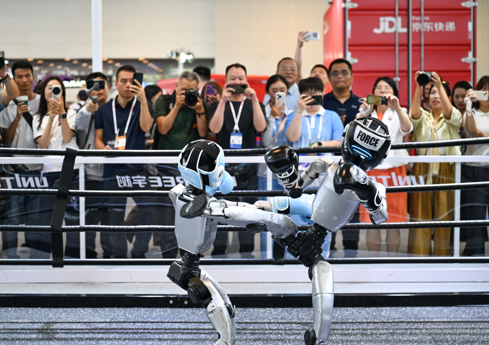 2026年5月28日,观众在2026世界智能产业博览会现场观看宇树科技机器人擂台赛。新华社记者 孙凡越 摄