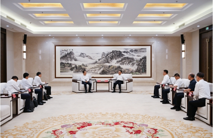 7月7日,自治区党委书记、人大常委会主任王伟中,自治区党委副书记、自治区人民政府主席包钢在呼和浩特会见交通运输部党组书记、部长刘伟。草原云·内蒙古新闻网记者 马建兵 摄