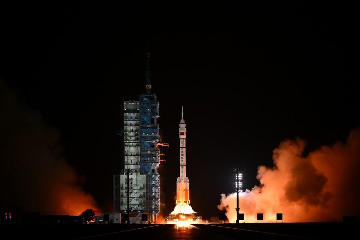 2026年5月24日,搭载神舟二十三号载人飞船的长征二号F遥二十三运载火箭在酒泉卫星发射中心点火发射。新华社记者 连振 摄