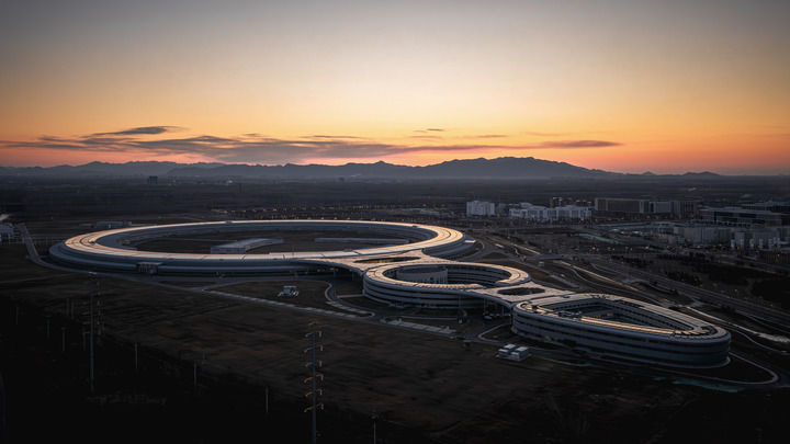 晨光下的高能同步辐射光源(无人机照片,2024年12月27日摄)。新华社发(袁广 摄)