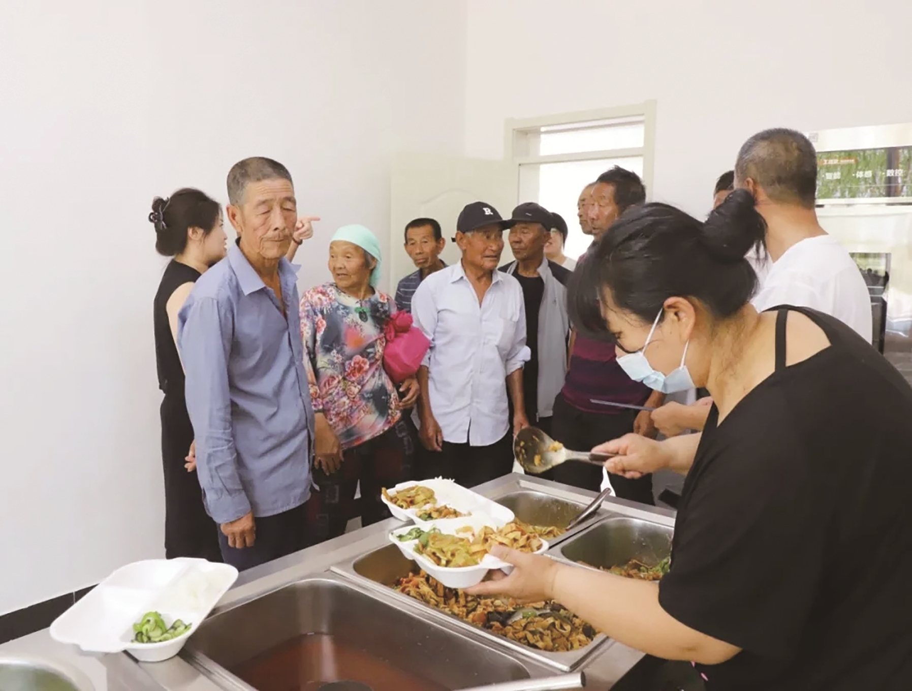 老人们排队打饭