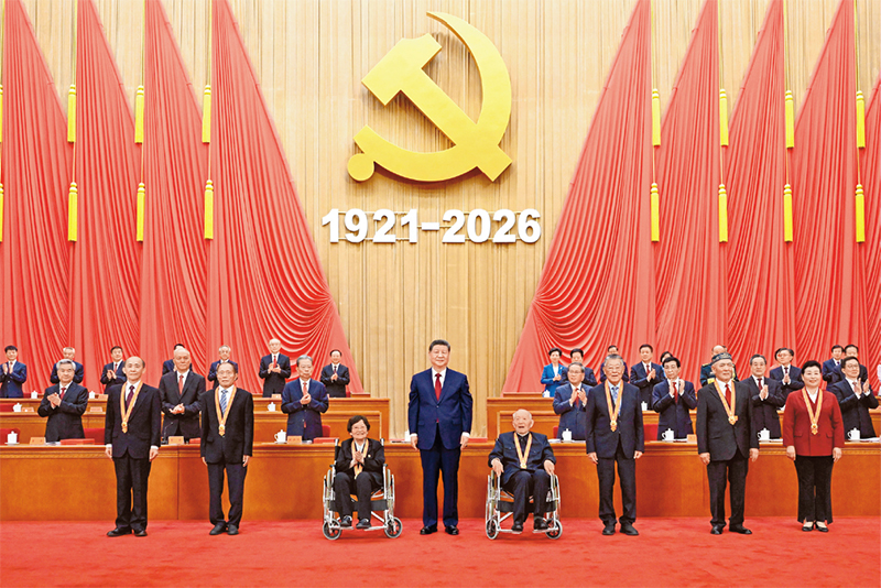 2026年7月1日上午,庆祝中国共产党成立105周年大会在北京人民大会堂隆重举行。中共中央总书记、国家主席、中央军委主席习近平向“七一勋章”获得者颁授勋章。 新华社记者 申宏/摄