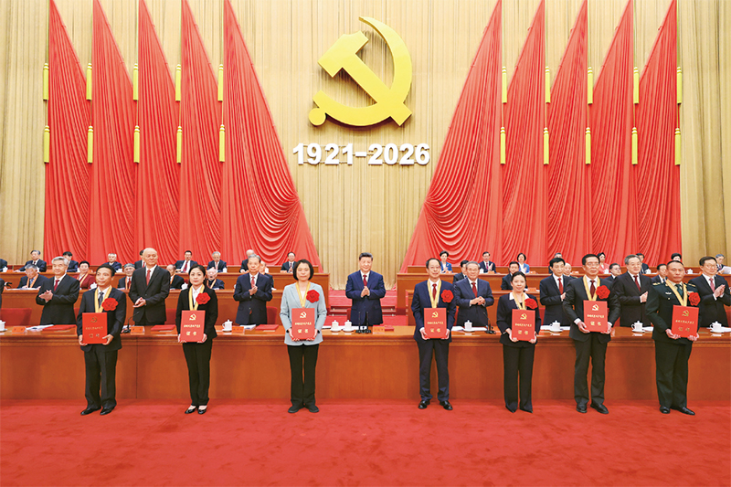 2026年7月1日上午,庆祝中国共产党成立105周年大会在北京人民大会堂隆重举行。这是习近平等党和国家领导人为受表彰的全国“两优一先”代表颁奖。 新华社记者 黄敬文/摄
