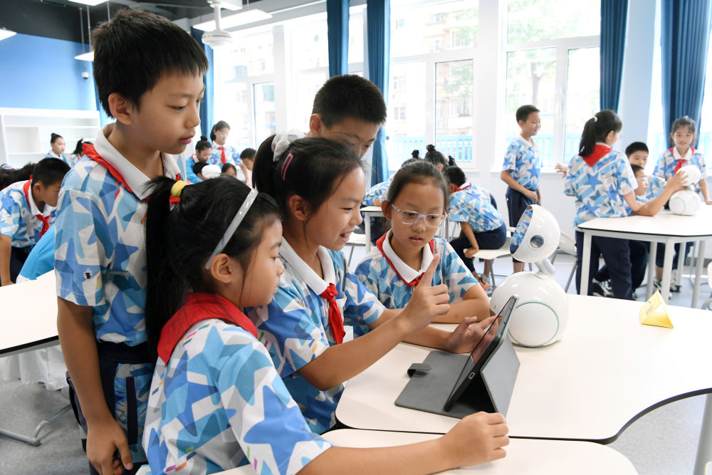 2025年9月24日,北京市第二十中学附属育鹰小学学生在人工智能教育通识课上了解人脸识别技术。