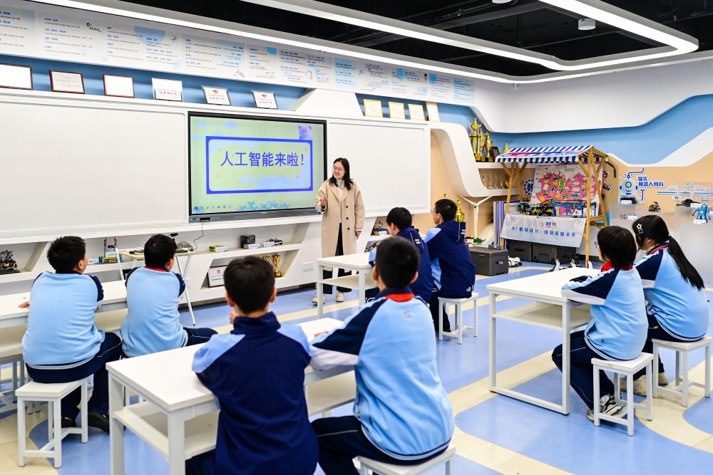 2025年12月2日,杭州市保俶塔实验学校的学生们在人工智能通识课上学习。自2025年秋季学期起,浙江省杭州市开始在中小学全学段开展人工智能通识教育。