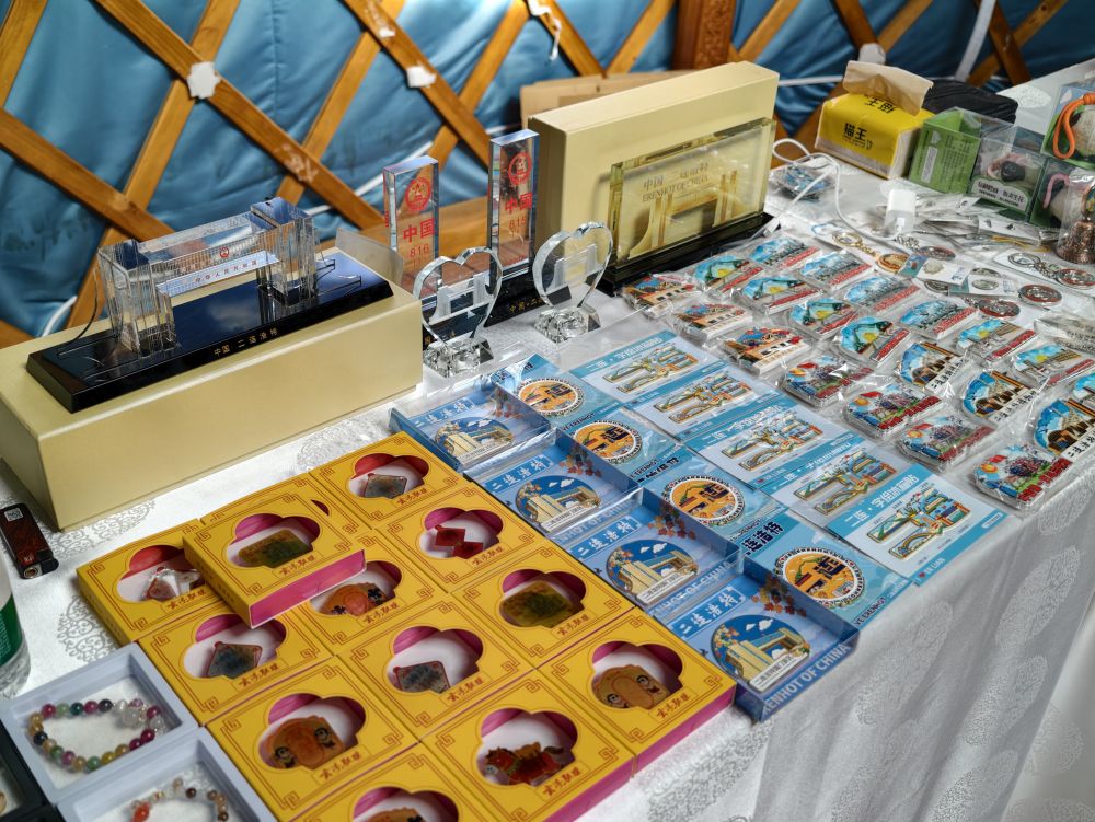 7月17日,那达慕会场中二连浩特市蒙古包内展出的文创产品。新华社记者 胡警丹 摄