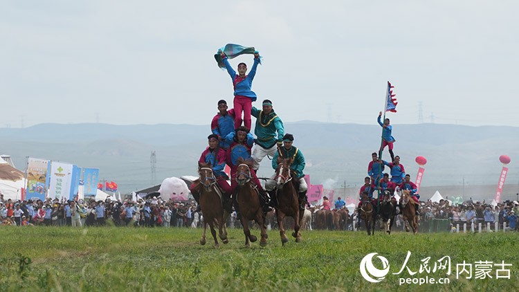 7月18日,内蒙古自治区第36届旅游那达慕在锡林郭勒盟锡林浩特市旅游那达慕风情园拉开帷幕。图为马术表演队员正在进行表演。人民网记者 张力洋摄
