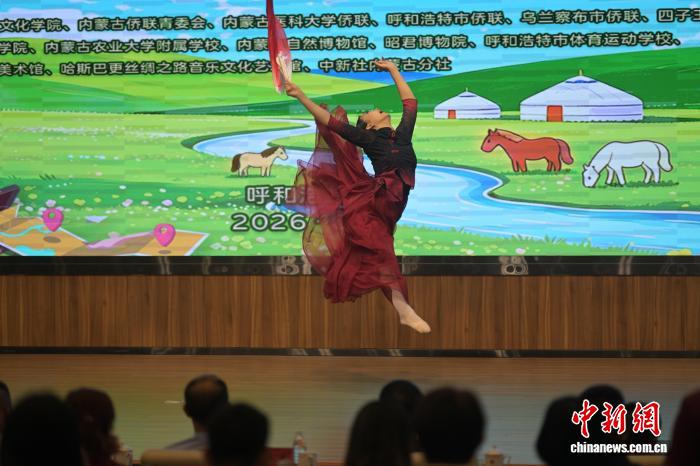 7月19日,内蒙古呼和浩特市,来自加拿大的华裔青少年表演独舞《光亮》。中新社记者 刘文华摄