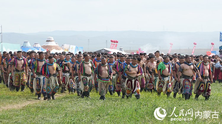 7月18日,内蒙古自治区第36届旅游那达慕在锡林郭勒盟锡林浩特市旅游那达慕风情园拉开帷幕。图为搏克手入场。人民网记者 张力洋摄