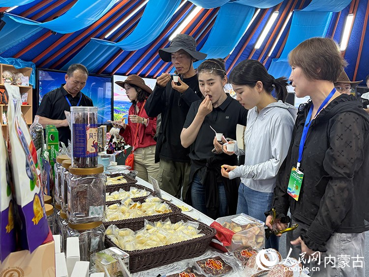 呼伦贝尔市的展示蒙古包中,游客正在试吃牛肉干和奶制品。人民网记者 张力洋摄