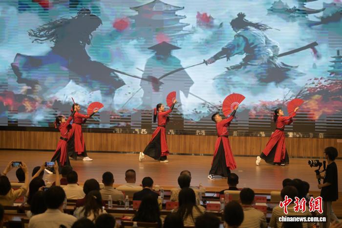7月19日,内蒙古呼和浩特市,来自卡塔尔的华裔青少年表演舞蹈《沧海一声笑》。中新社记者 刘文华摄