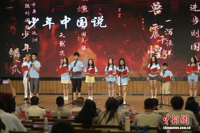 7月19日,内蒙古呼和浩特市,来自波兰的华裔青少年朗诵《少年说》。中新社记者 刘文华摄