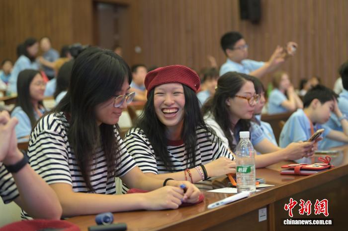 7月19日,内蒙古呼和浩特市,华裔青少年参加开营仪式。中新社记者 刘文华摄