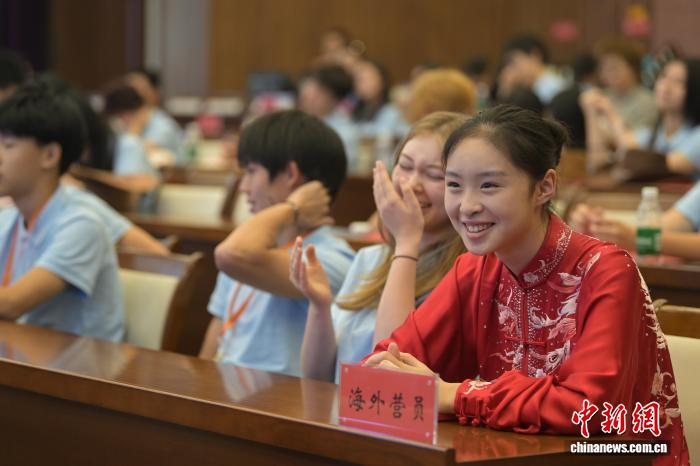 7月19日,内蒙古呼和浩特市,华裔青少年参加开营仪式。中新社记者 刘文华摄