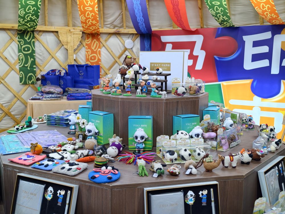 2026年7月18日,苏尼特左旗蒙古包内展出的羊毛毡制品。新华社记者 胡警丹 摄