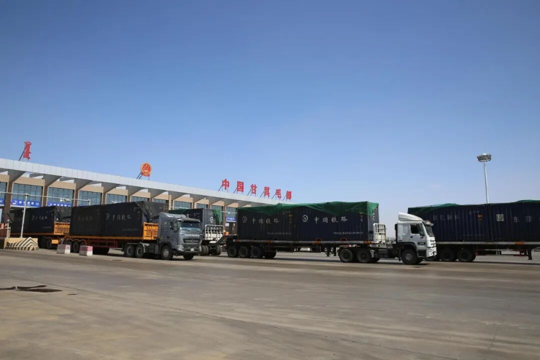 甘其毛都口岸货运通道记者 张静/摄 图片
