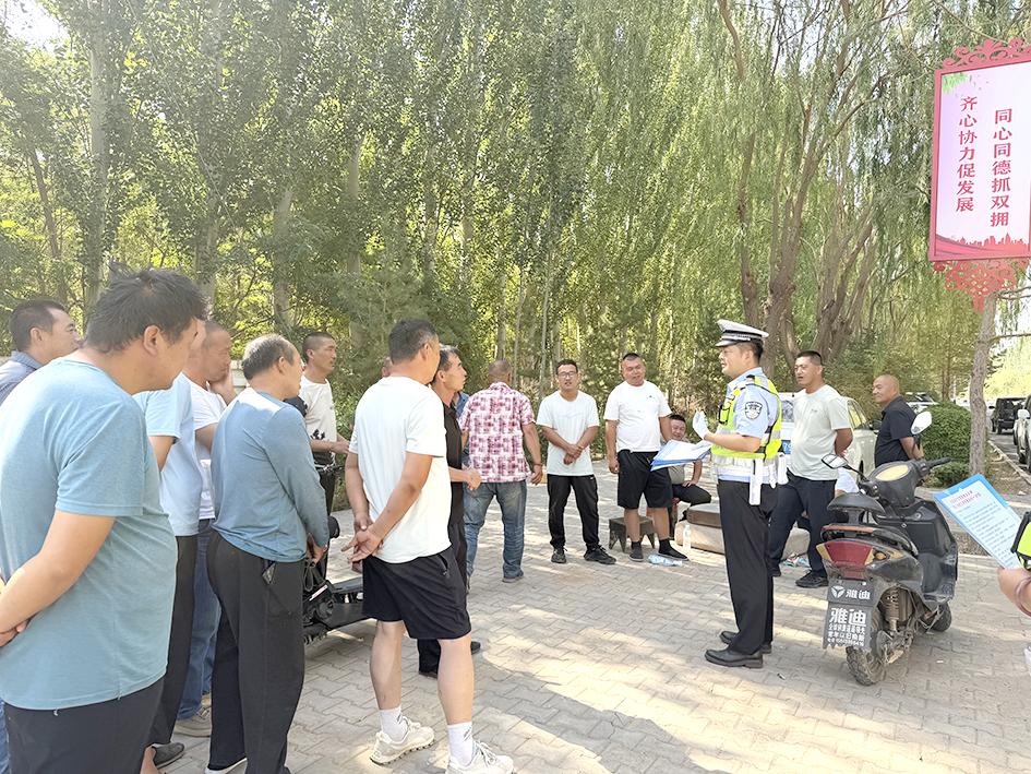 民警在“零工”市场宣讲交通安全知识