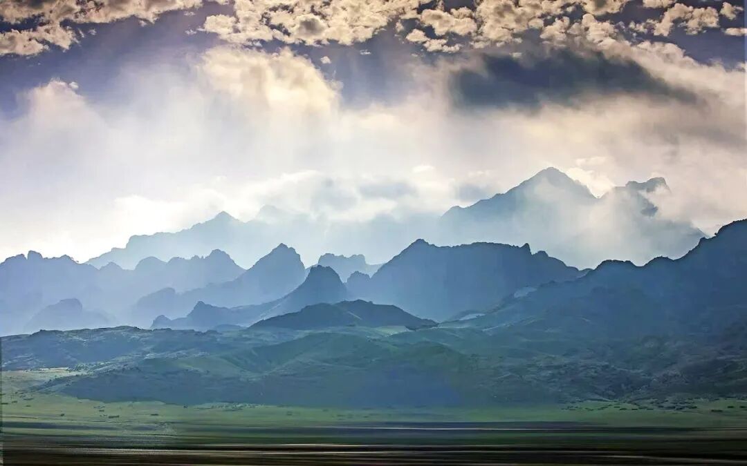 阴山沐光。图片来源:马爱梅 摄 图片
