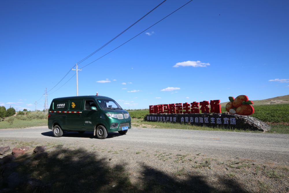 邮车开进“后旗红”马铃薯生态农场。