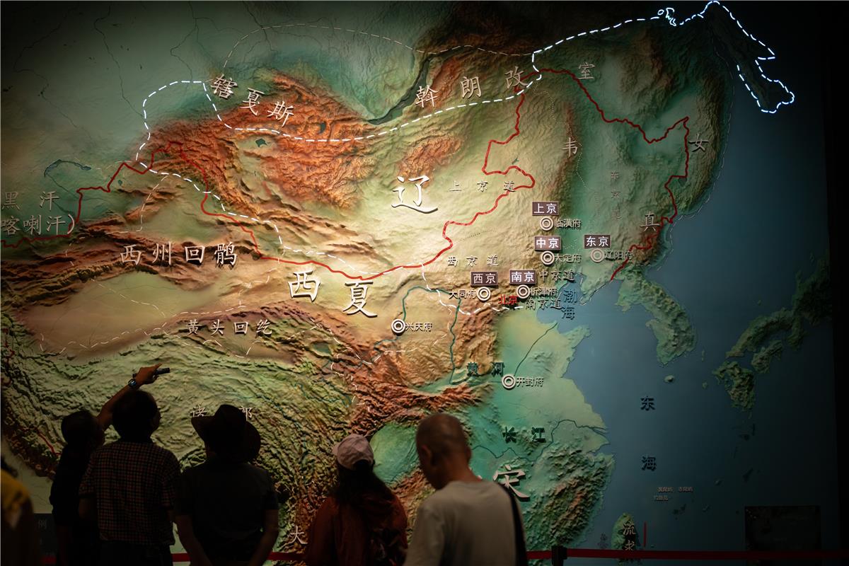 游客参观古代地域图示。