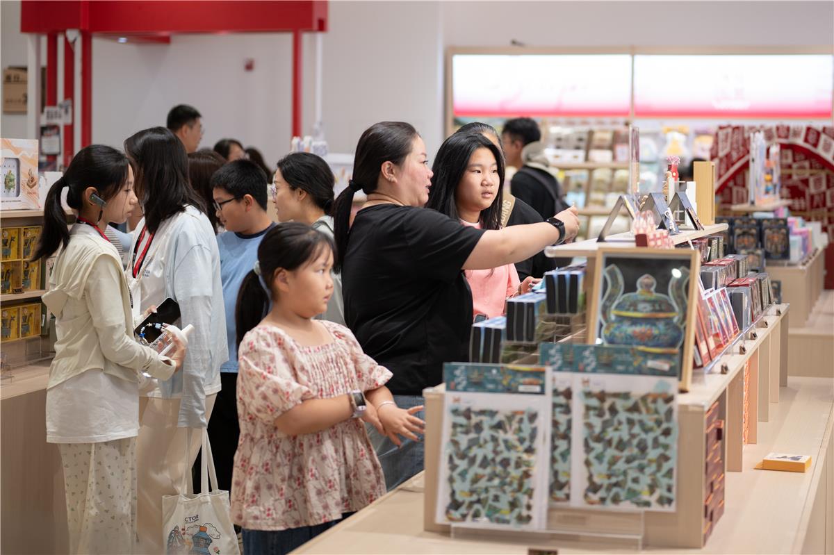 文创区内游客选购纪念品伴手礼。(熙璐格 摄)