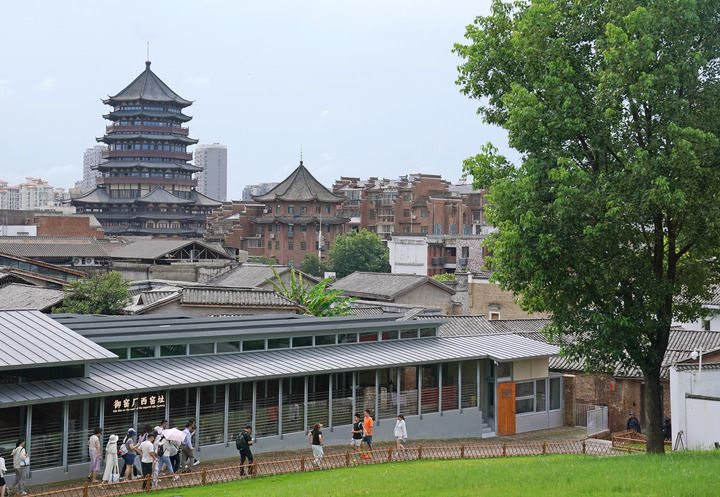 游人在景德镇陶阳里历史文化街区游览(2026年7月8日摄)。新华社记者 万象 摄