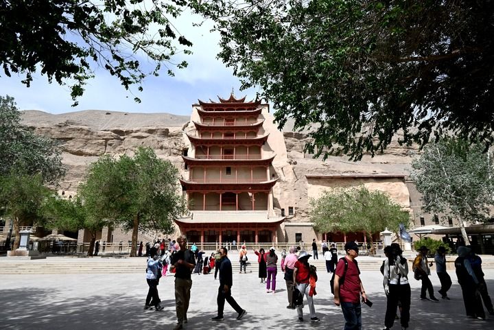 游客在甘肃省敦煌市莫高窟游览参观(2025年5月19日摄)。新华社发(张晓亮摄)