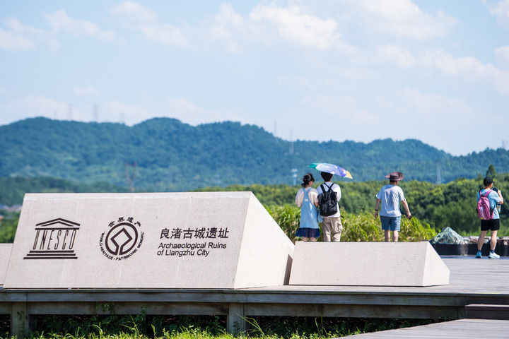 游客在位于浙江省杭州市的良渚古城遗址公园莫角山宫殿遗址参观(2024年7月4日摄)。新华社记者 江汉 摄
