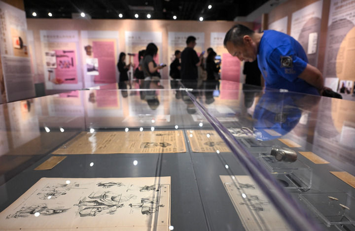 2026年6月27日,观众在中国华侨历史博物馆参观展览。新华社记者 金良快 摄