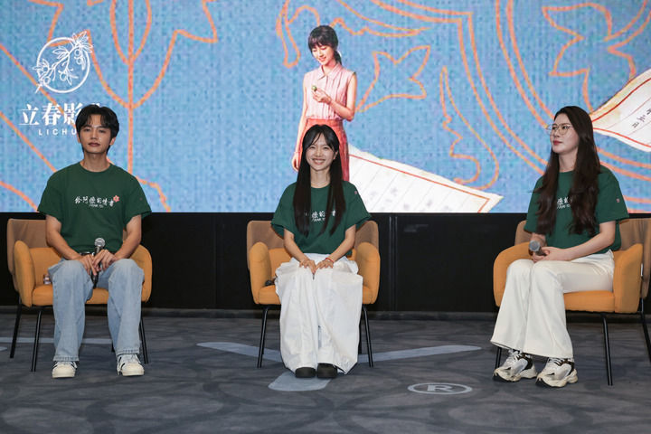2026年7月6日,电影《给阿嬷的情书》的主创人员在活动上与外国嘉宾交流。当日,外交部邀请来自印尼、泰国、埃及、阿联酋等74个驻华使馆、8个地区和国际组织的驻华使节夫妇和外交官共约150人共同观看电影《给阿嬷的情书》。观影后,驻华使节等同影片主创团队进行了交流。新华社记者 张玉薇 摄