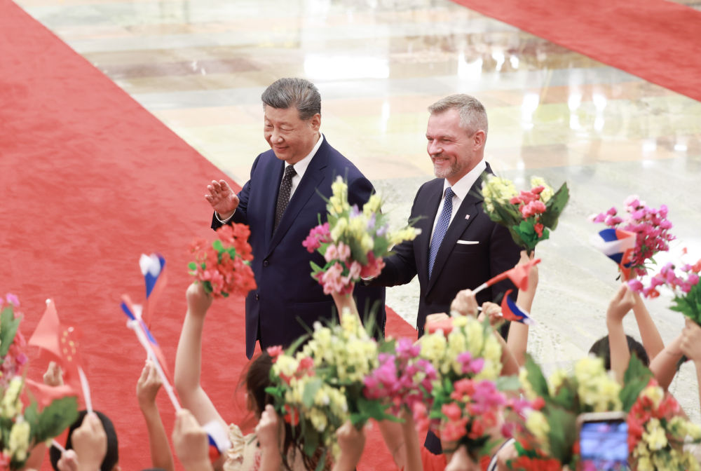 7月28日上午,国家主席习近平在北京人民大会堂同来华进行国事访问的斯洛伐克总统佩列格里尼举行会谈。这是会谈前,习近平在人民大会堂北大厅为佩列格里尼举行欢迎仪式。新华社记者 丁林 摄