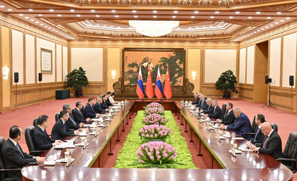 7月28日上午,国家主席习近平在北京人民大会堂同来华进行国事访问的斯洛伐克总统佩列格里尼举行会谈。新华社记者 殷博古 摄