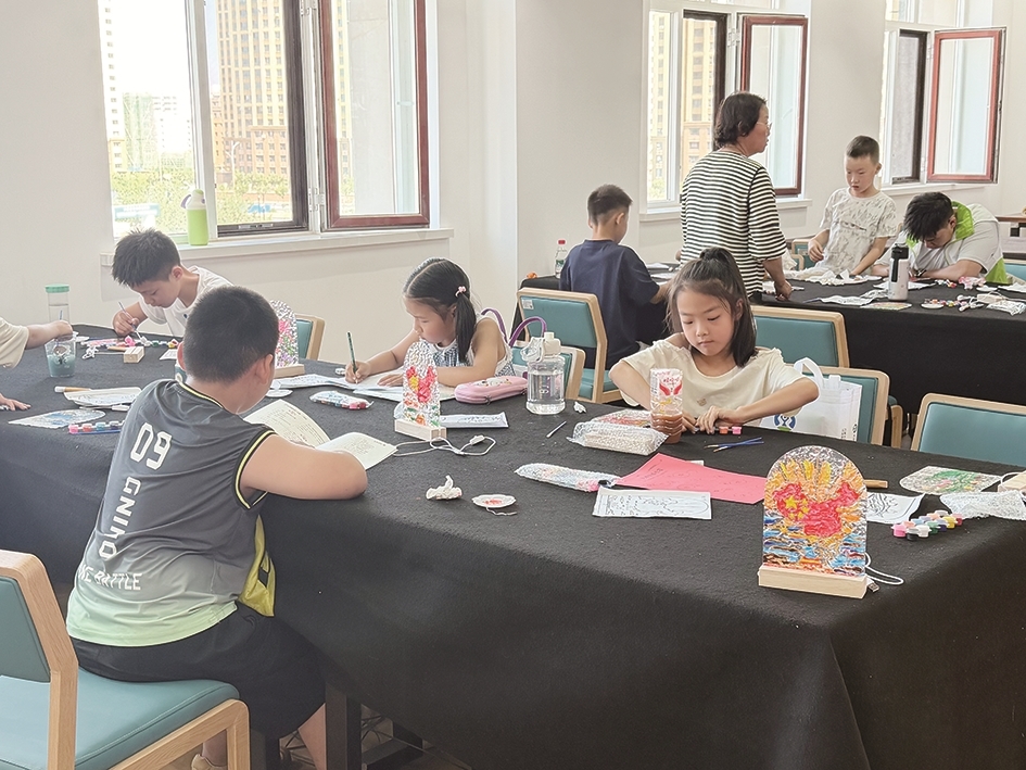 孩子们在公益托管班里写作业