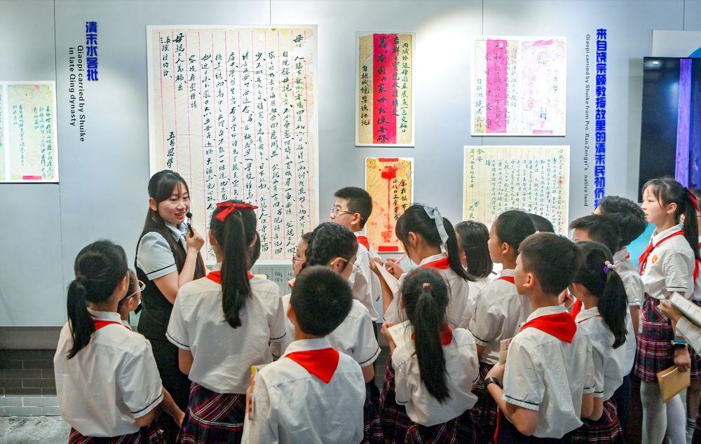 △2026年5月18日,学生们在广东汕头市档案馆侨批分馆(侨批文物馆)参观。