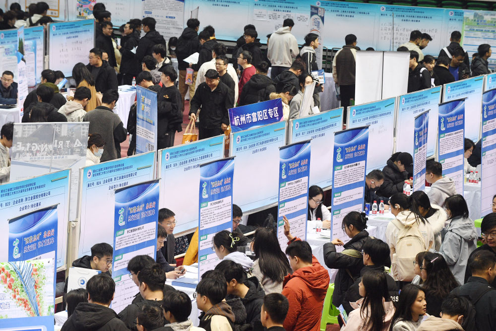 这是2026年3月24日拍摄的哈尔滨理工大学2026届毕业生春季大型供需双选会现场。新华社发(刘洋 摄)