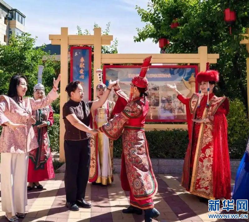社区“额吉”老年模特队在呼和浩特市玉泉区清泉街社区文化广场排练走秀。(受访者供图)