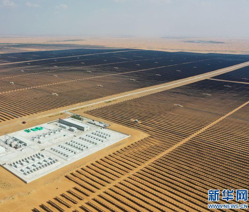 这是8月2日拍摄的位于内蒙古阿拉善盟境内的华电内蒙古腾格里“沙戈荒”新能源基地200万千瓦光伏项目(无人机照片)。新华社记者李志鹏摄