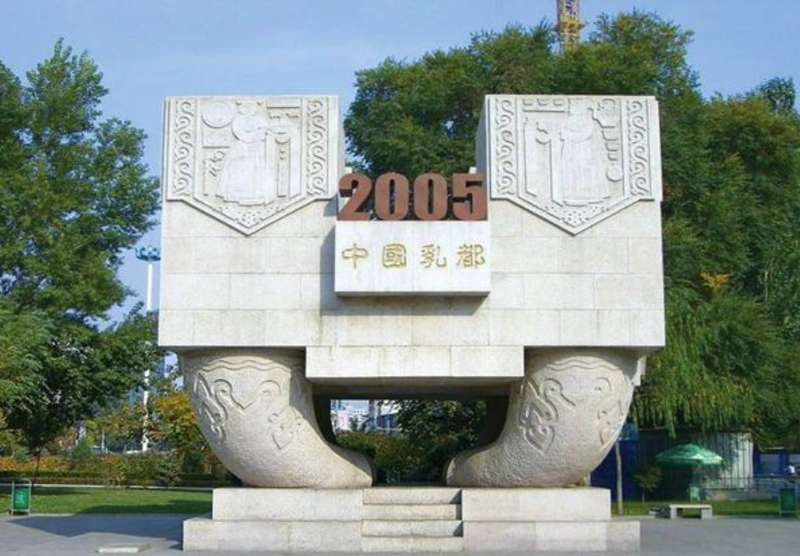 图为2005年,呼和浩特市被授予“中国乳都”称号。资料图片
