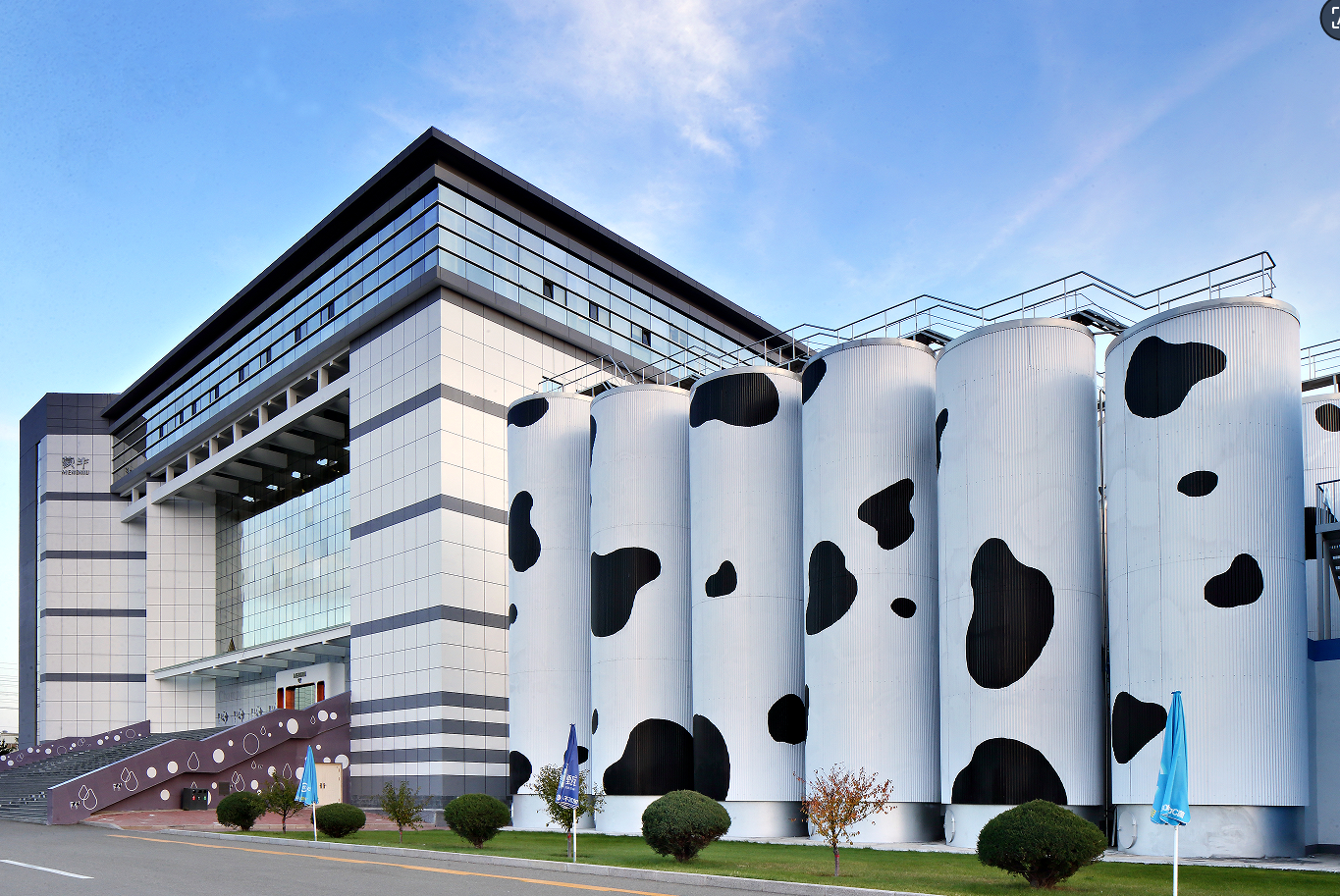 图为位于内蒙古呼和浩特市和林格尔新区的蒙牛工业旅游区。