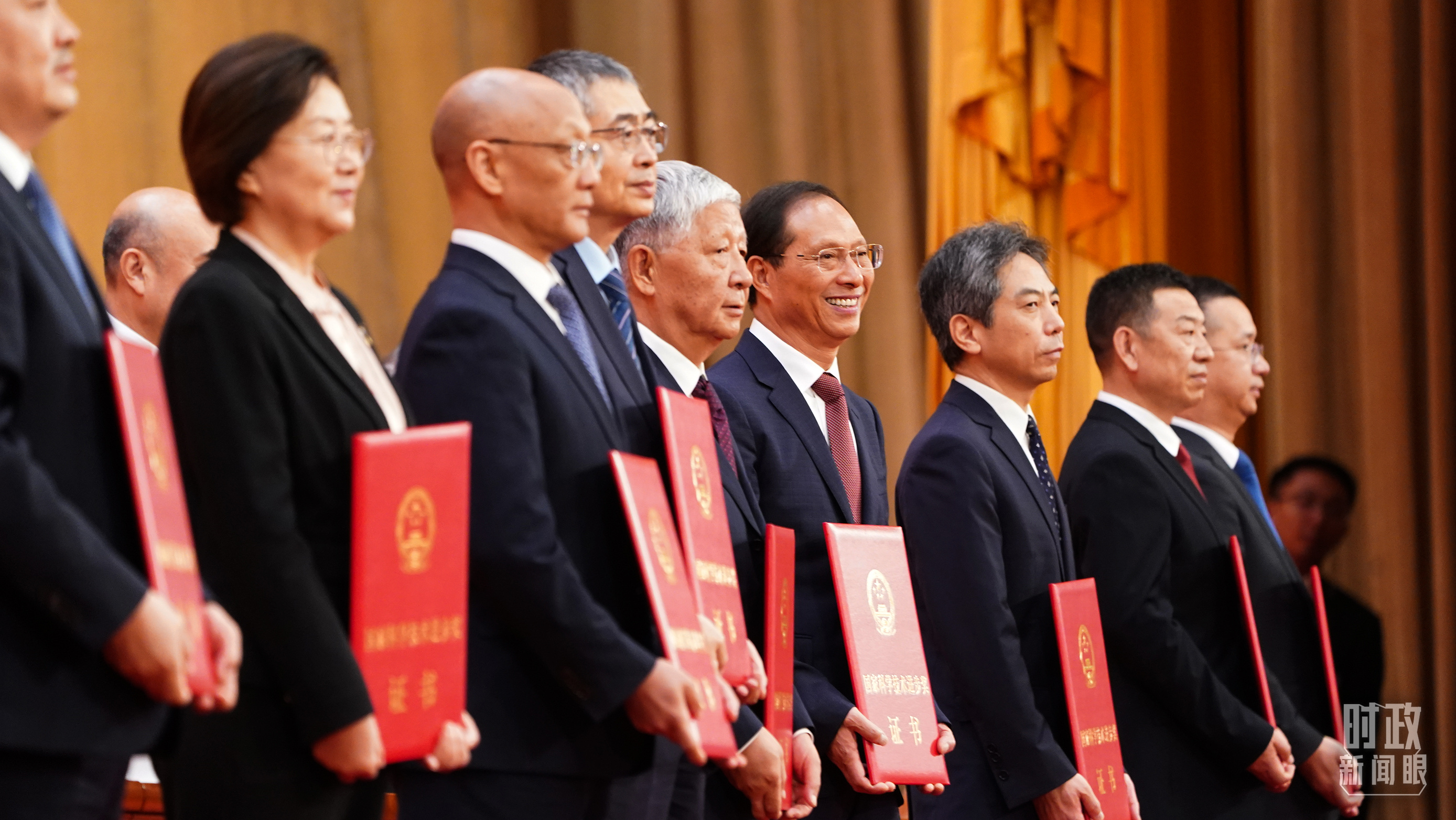 △在国家科学技术奖励大会、两院院士大会、中国科协第十一次全国代表大会上受到表彰的科技工作者们。(总台记者李晋拍摄)