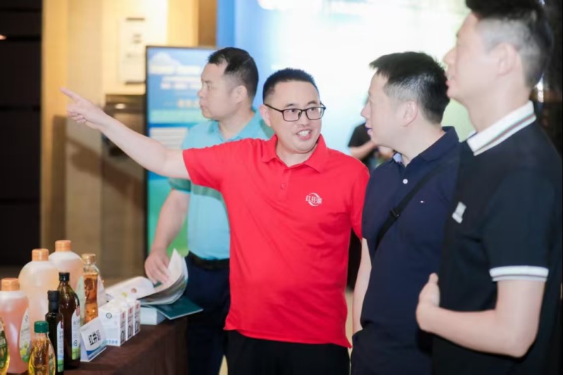 在“内蒙古民营企业‘走出去’——西南(成都市)专项对接活动”中,参会企业介绍展品。