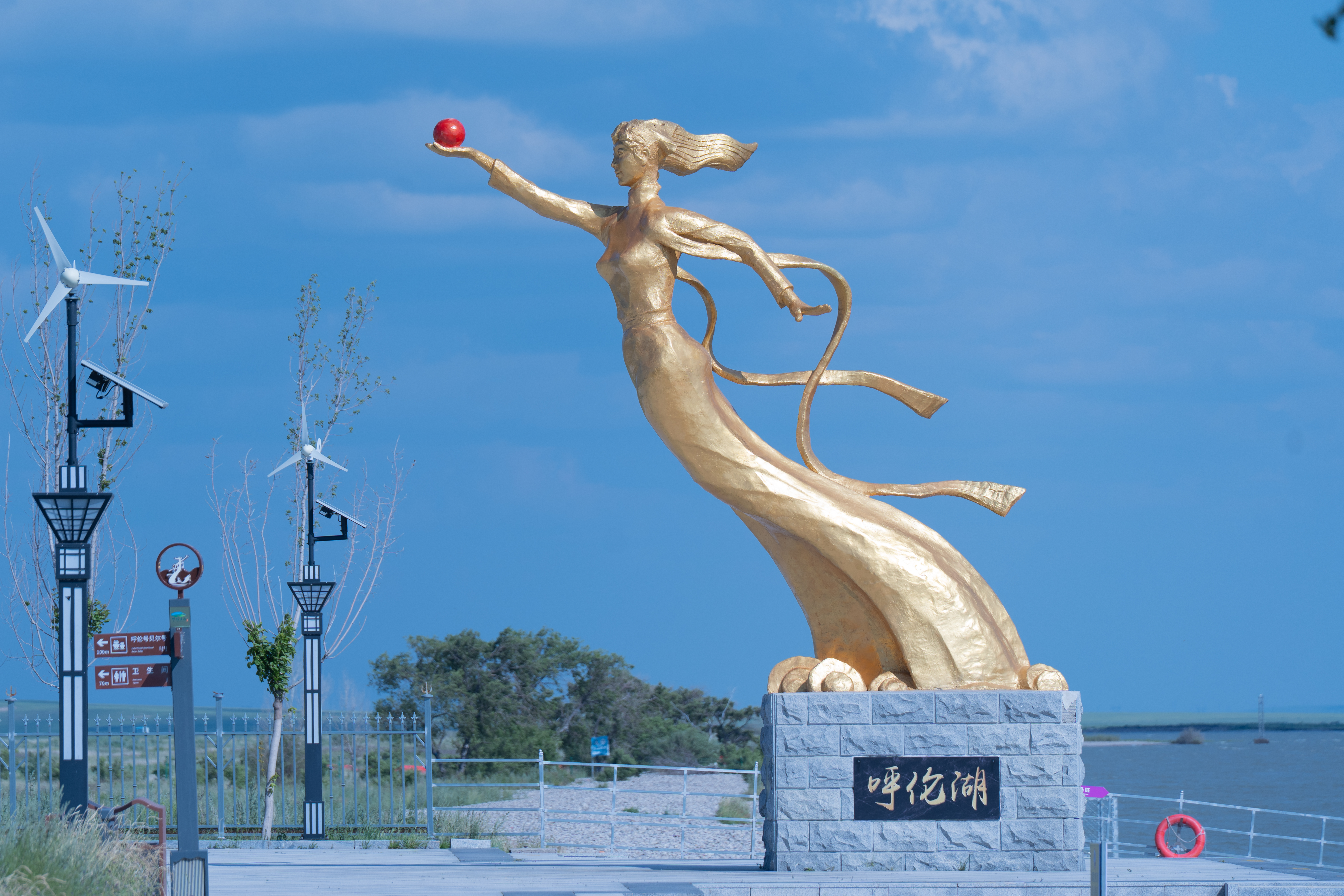呼伦湖女神雕像。