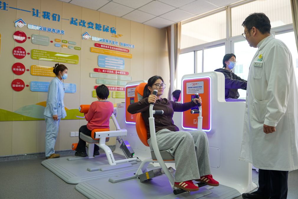 济南市历下区龙洞社区医院运动促进健康中心内,社区居民在进行体质检测(3月19日摄)。新华社记者 朱峥 摄