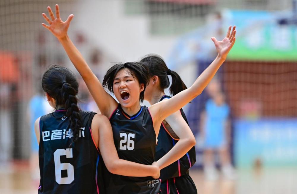 8月8日,巴彦淖尔市队球员在篮球项目女子甲组比赛中庆祝获胜。(王正 摄)