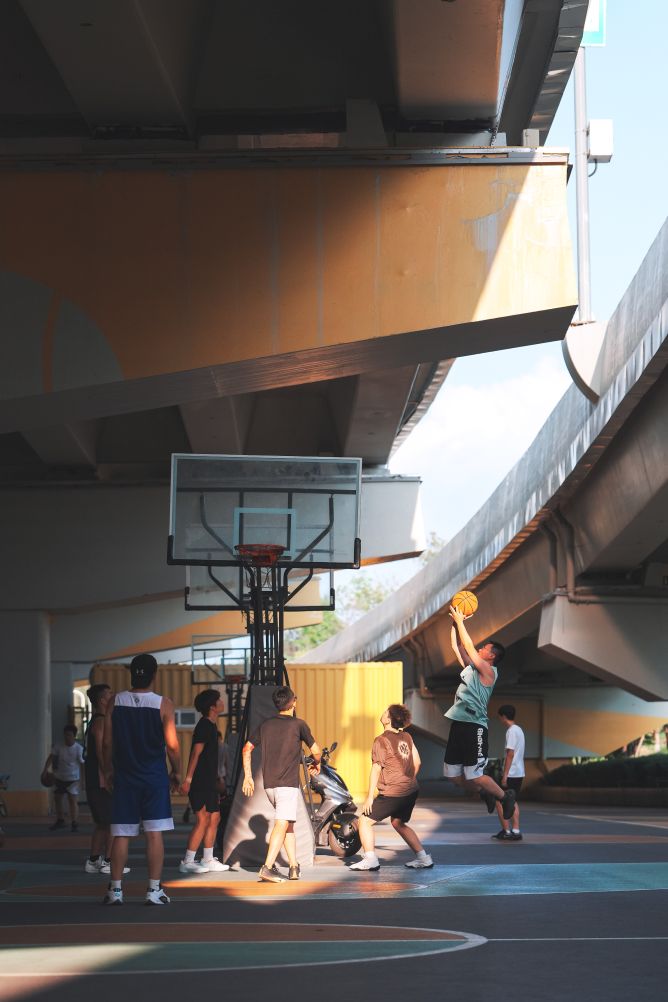 8月5日,市民在长春市一处设立在高架桥下的健身场地打篮球。新华社记者 许畅 摄