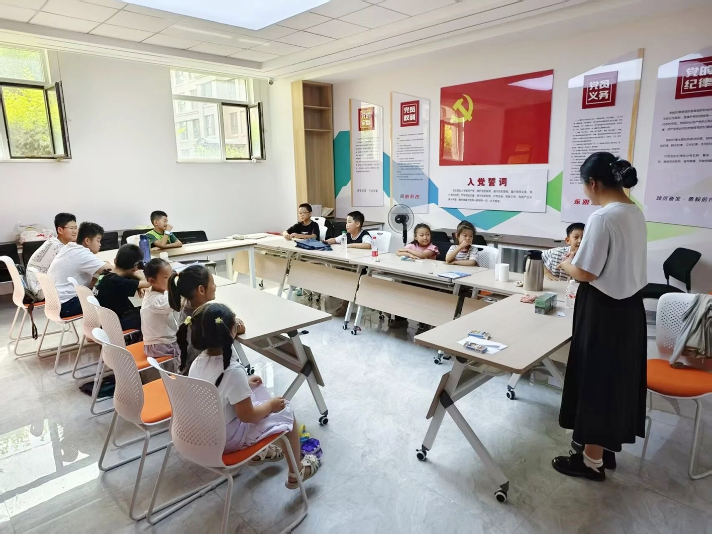孩子们在托管班愉快学习