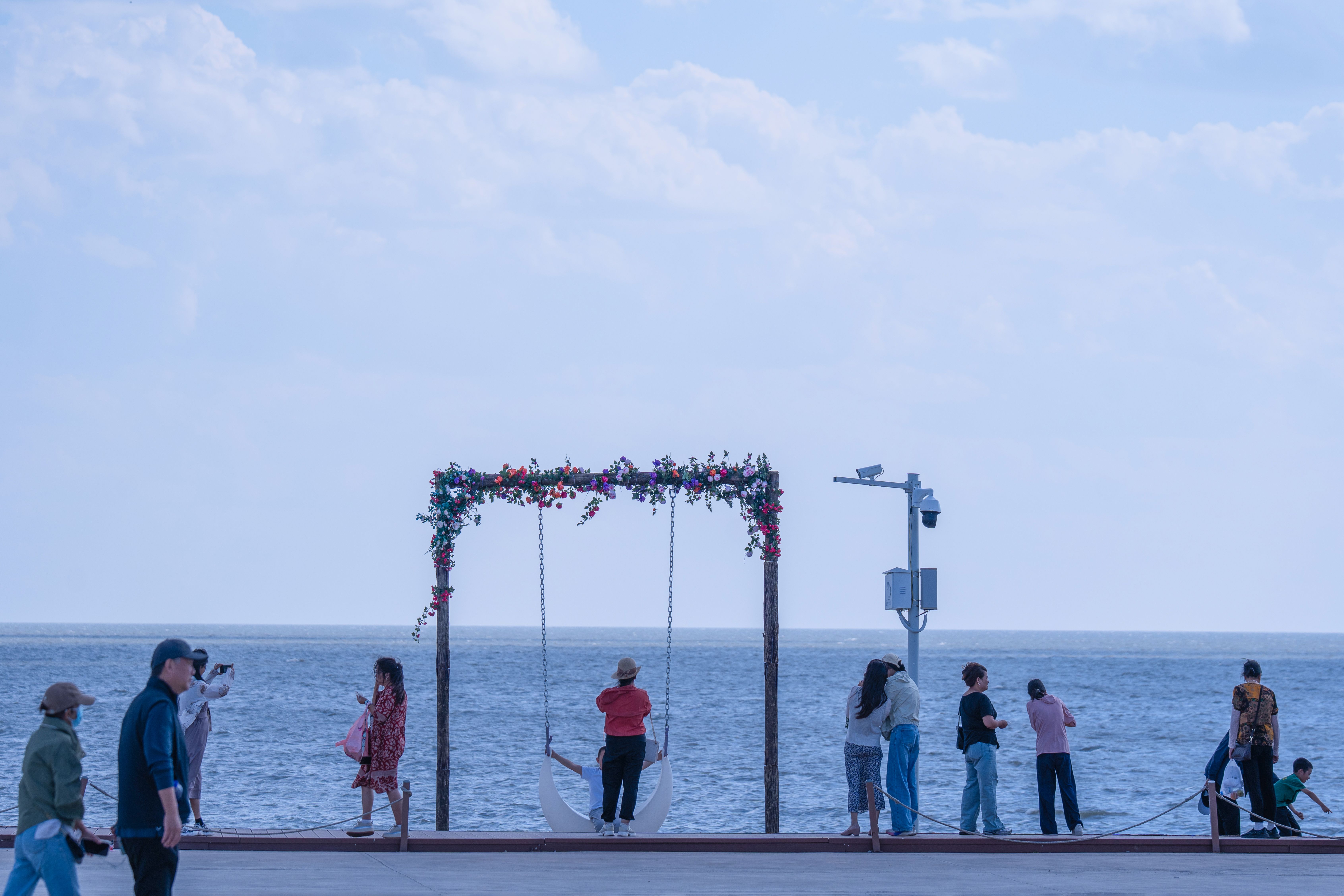 各类非法旅游设施全部拆除后,游人在这里尽享“海一样的湖泊”呼伦湖。