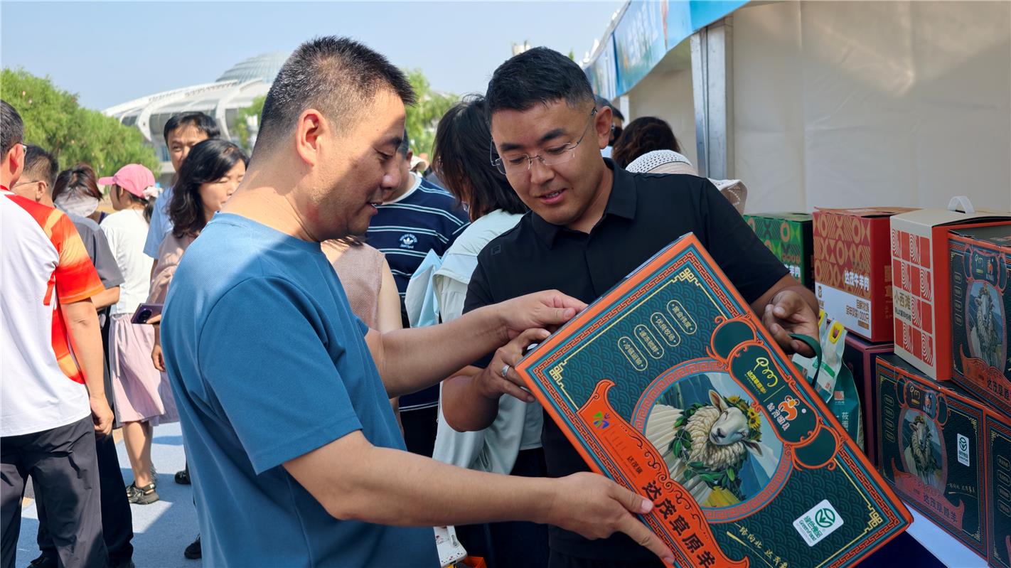 向顾客介绍产品。