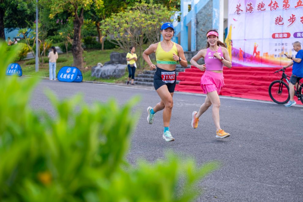 8月8日,跑步爱好者在广西梧州市苍海湖公园参加第五届全民健身日跑步接力赛活动。新华社发(何华文摄)